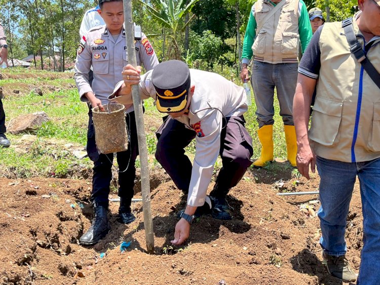 Polres Manggarai Dukung Program Swasembada Pangan melalui Penanaman Jagung Serentak Kuartal IV
