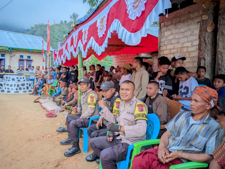 KAPOSPOL LELAK DAN BHABINKAMTIBMAS LAKSANAKAN PENGAMANAN KEGIATAN MASYARAKAT DI DESA GELONG
