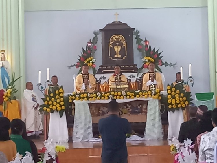 Bhabinkamtibmas Polres Manggarai Laksanakan Pengamanan Syukuran Tahbisan Imamat dan Misa Sulung di Gereja St. Mikhael Kumba