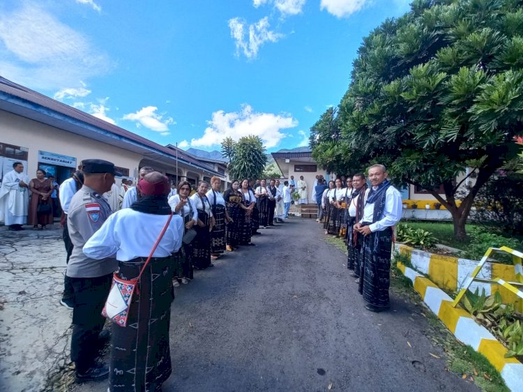 Bhabinkamtibmas Polres Manggarai Laksanakan Pengamanan Syukuran Tahbisan Imamat dan Misa Sulung di Gereja St. Mikhael Kumba