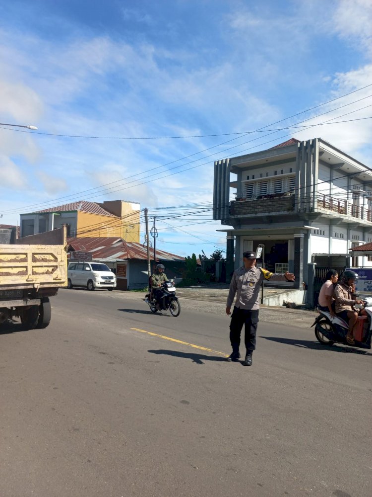 Bhabinkamtibmas Polres Manggarai Laksanakan Pengamanan Syukuran Tahbisan Imamat dan Misa Sulung di Gereja St. Mikhael Kumba