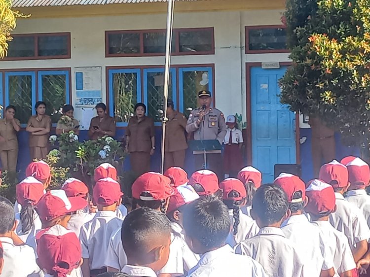 KASAT BINMAS POLRES MANGGARAI LAKSANAKAN PROGRAM “POLISI GOES TO SCHOOL” DI SDI TENDA