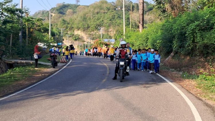 POLSEK REO LAKUKAN PENGAMANAN KEGIATAN JALAN SEHAT DALAM RANGKA HARI SANTRI NASIONAL 2025