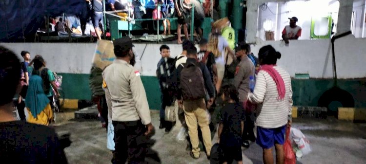 PERSONIL KP3  REO LAKSANAKAN PENGAMANAN KEDATANGAN KAPAL PENUMPANG KM. ANUGRAH ABADI I DI PELABUHAN LAUT REO