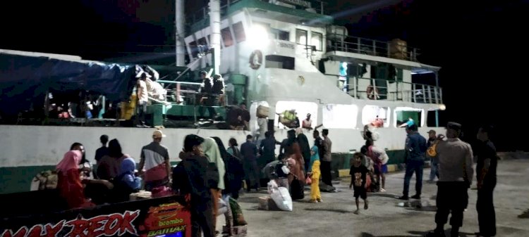 PERSONIL KP3  REO LAKSANAKAN PENGAMANAN KEDATANGAN KAPAL PENUMPANG KM. ANUGRAH ABADI I DI PELABUHAN LAUT REO