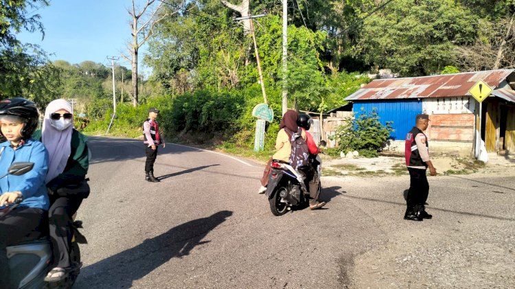 POLSEK REO LAKSANAKAN PENGAMANAN STRONG POINT DAN PENGATURAN PAGI DI PERTIGAAN BARONG KOLONG DAN PEREMPATAN JAELANI