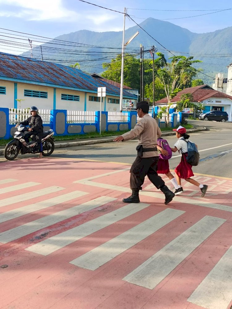 Wujudkan Pelayanan Prima, Polres Manggarai Gelar Strong Point di Titik Rawan Lalin