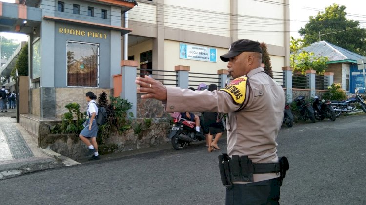 Wujudkan Pelayanan Prima, Polres Manggarai Gelar Strong Point di Titik Rawan Lalin