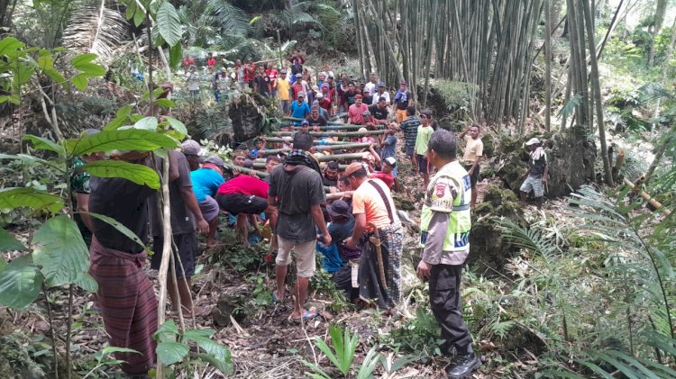 BHABINKAMTIBMAS DESA BUAR SAMBANG TOKOH ADAT DAN PAMWAL ANGKAT TIANG INDUK RUMAH ADAT GENDANG PURANG