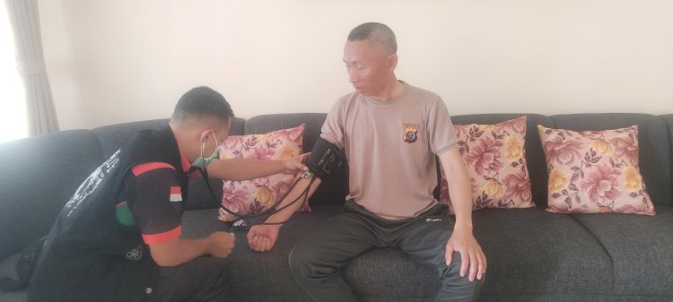 Kasidokkes Polres Manggarai Laksanakan Home Visit kepada PNPP yang Sedang Sakit
