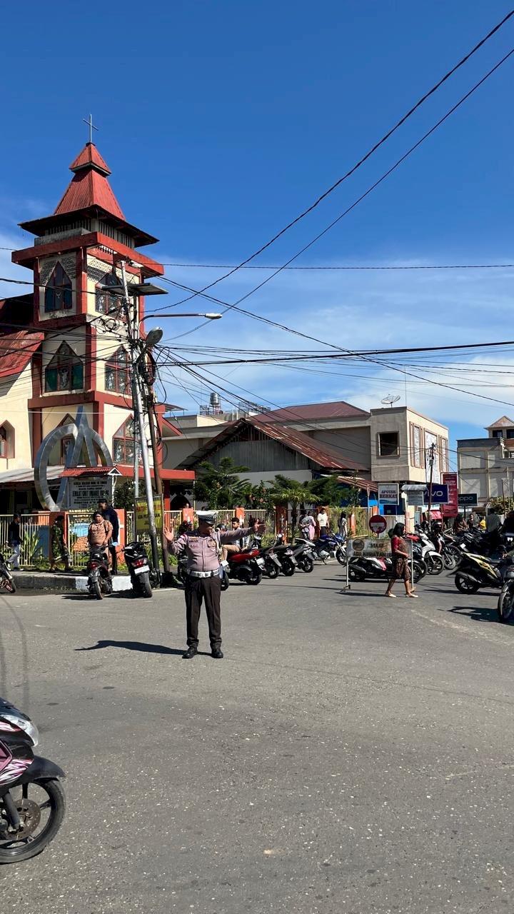 Personel Polres Manggarai Laksanakan Pengamanan Ibadah Minggu di Kota Ruteng