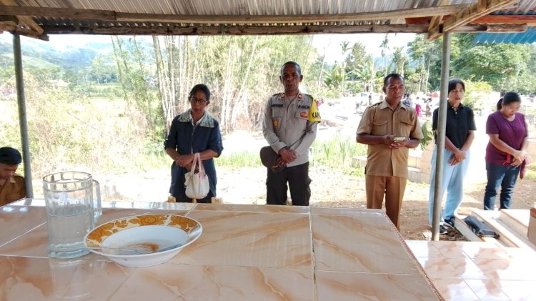 Anggota Polsek Cibal Ikuti Ibadat Pemberkatan Meja Altar dan Perayaan Misa Arwah di Pagal