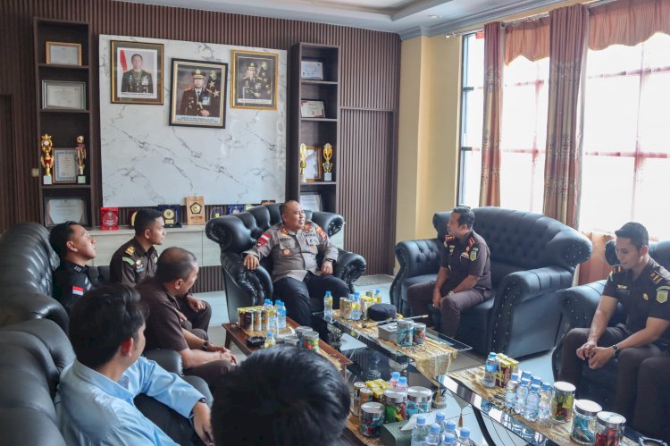 USAi DILANTIK, KAJARI RUTENG BERSAMA STAF KEJAKSAAN NEGERI RUTENG LAKUKAN SILATURAHMI KE POLRES MANGGARAI — BANGUN SINERGI DALAM PENEGAKAN HUKUM