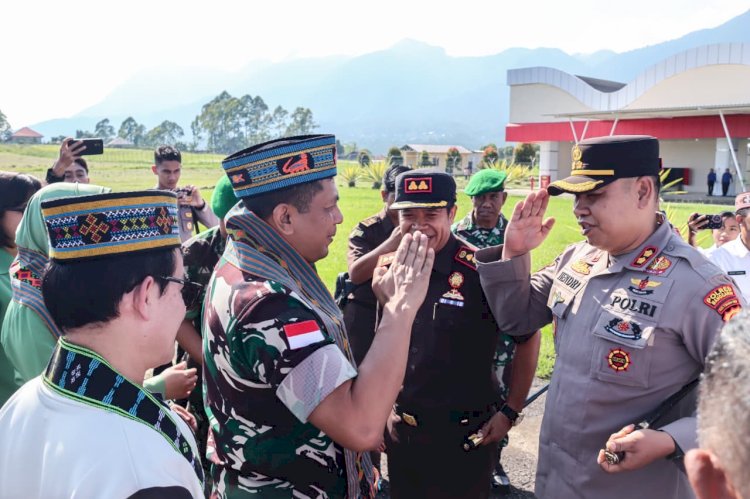 JAGA SOLIDARITAS DAN SINERGITAS TNI–POLRI, KAPOLRES MANGGARAI HADIRI PENJEMPUTAN KUNJUNGAN DANREM 161/WIRA SAKTI DI BANDAR UDARA FRANS SALES LEGA
