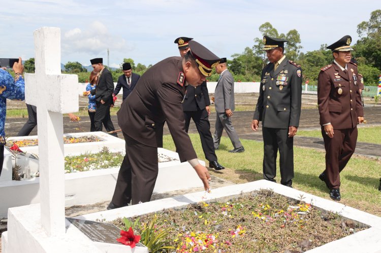 KAPOLRES MANGGARAI PIMPIN UPACARA ZIARAH NASIONAL PERINGATI HARI PAHLAWAN KE-80 TAHUN 2025