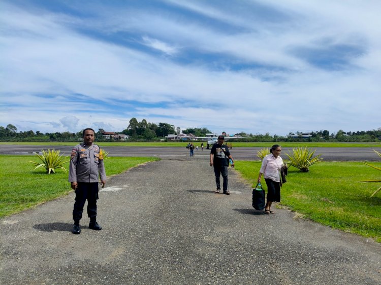 KA POSPOL KP3 UDARA FRANS SALES LEGA PASTIKAN SITUASI AMAN DAN NYAMAN DI BANDAR UDARA FRANS SALES LEGA RUTENG