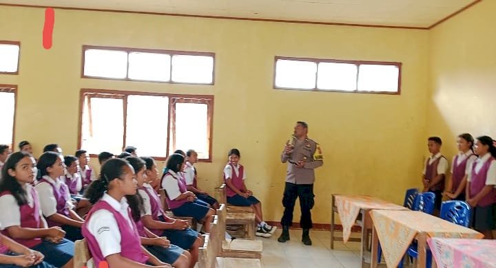 BHABINKAMTIBMAS DESA NAO GELAR SOSIALISASI PENDAFTARAN SMA TARUNA KEMALA BHAYANGKARA DI SMPN 2 SATAR MESE