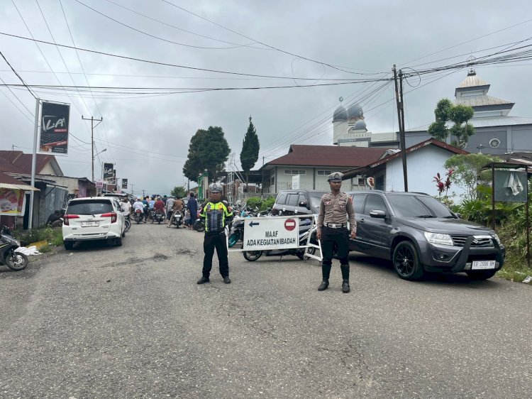 POLRES MANGGARAI LAKSANAKAN PENGAMANAN SHOLAT JUMAT, PASTIKAN IBADAH BERJALAN AMAN DAN NYAMAN DI SELURUH WILAYAH HUKUM POLRES MANGGARAI