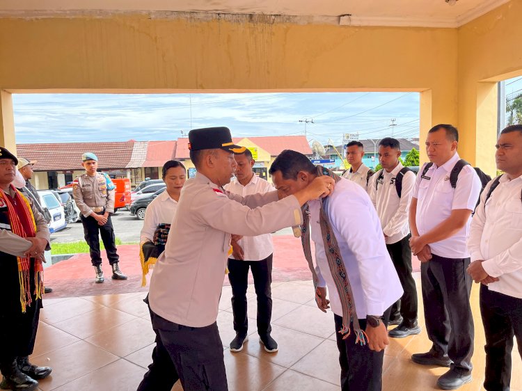 POLRES MANGGARAI SAMBUT KEDATANGAN TIM AUDIT KINERJA TAHAP II POLDA NTT DENGAN ADAT “KEPOK CURU MANUK KAPU”