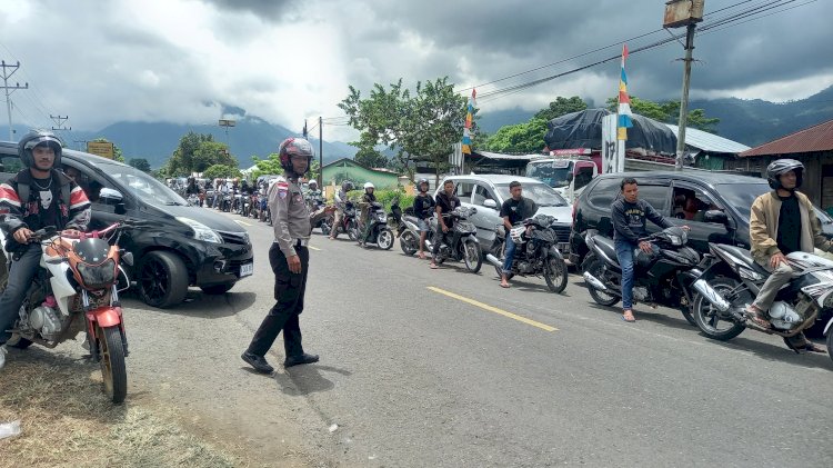 KEMACETAN DI SPBU MENA TERURAI SETELAH PETUGAS LALU LINTAS TURUN ATUR ARUS LALIN