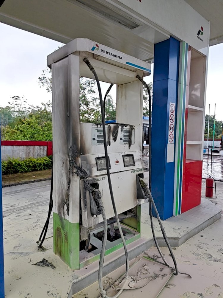 SPBU LANGKAS–CANCAR DI RUTENG DISAMBAR PETIR, SEJUMLAH PERALATAN RUSAK