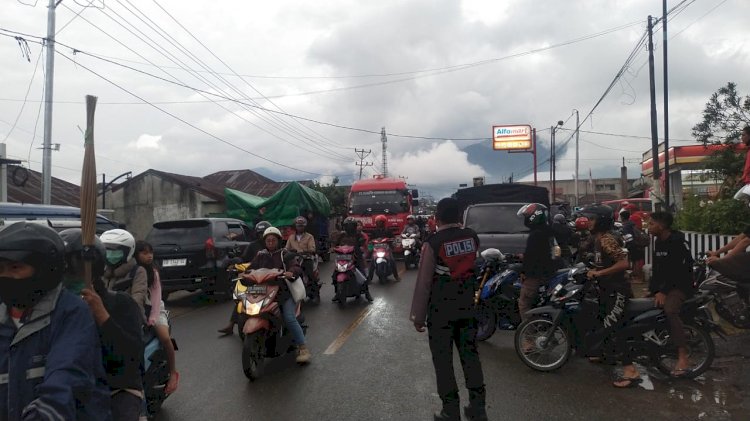 UCAPAN TERIMA KASIH MASYARAKAT ATAS KEHADIRAN BHABINKAMTIBMAS  BERSAMA SAMAPTA DAN LALU LINTAS DALAM GELAP DAN HUJAN MENGURAI KEMACETAN DI SPBU MENA