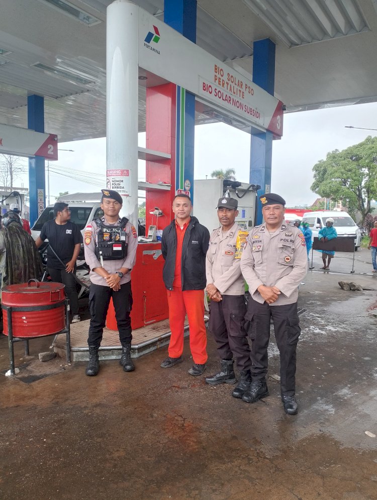 ISU KELANGKAAN BBM PICU ANTRIAN PANJANG DAN KEMACETAN — “UNTUNG ADA POLISI”