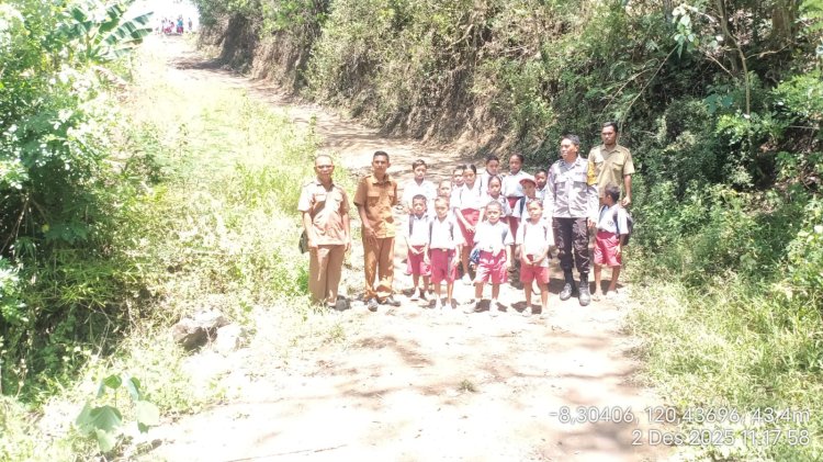 Bhabinkamtibmas Reok Lakukan Koordinasi Terkait Akses Jalan ke SDN Rabo yang Kerap Terendam Banjir