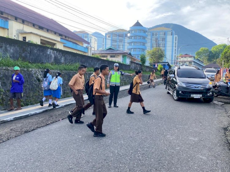POLRES MANGGARAI RUTIN TERJUNKAN SELURUH ANGGOTA UNTUK PENGATURAN LALU LINTAS PAGI, KOMITMEN CIPTAKAN KAMSELTIBCARLANTAS