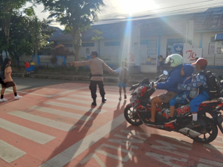 POLRES MANGGARAI RUTIN TERJUNKAN SELURUH ANGGOTA UNTUK PENGATURAN LALU LINTAS PAGI, KOMITMEN CIPTAKAN KAMSELTIBCARLANTAS