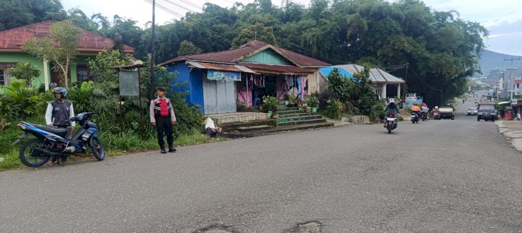 ANGGOTA POLRES MANGGARAI LAKSANAKAN STRONG POINT DI SEJUMLAH TITIK RAWAN KECELAKAAN