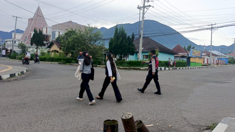 ANGGOTA POLRES MANGGARAI LAKSANAKAN STRONG POINT DI SEJUMLAH TITIK RAWAN KECELAKAAN