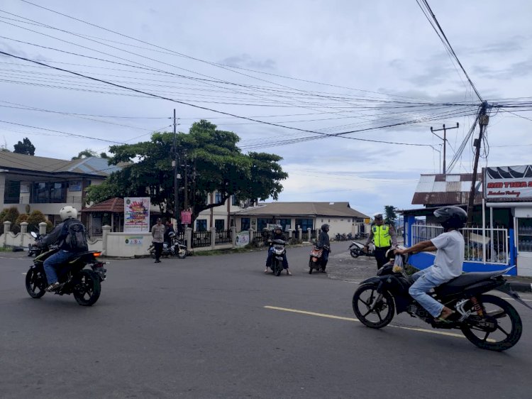 ANGGOTA POLRES MANGGARAI LAKSANAKAN STRONG POINT DI SEJUMLAH TITIK RAWAN KECELAKAAN