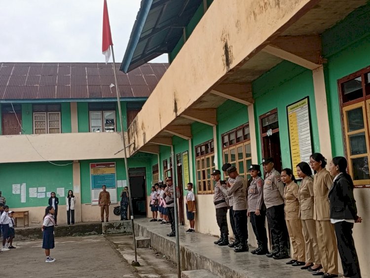 KASAT BINMAS POLRES MANGGARAI MENJADI IRUP UPACARA BENDERA DI SMP WIDYA BHAKTI RUTENG BERIKAN HIMBAUAN KAMTIBMAS KEPADA PARA SISWA