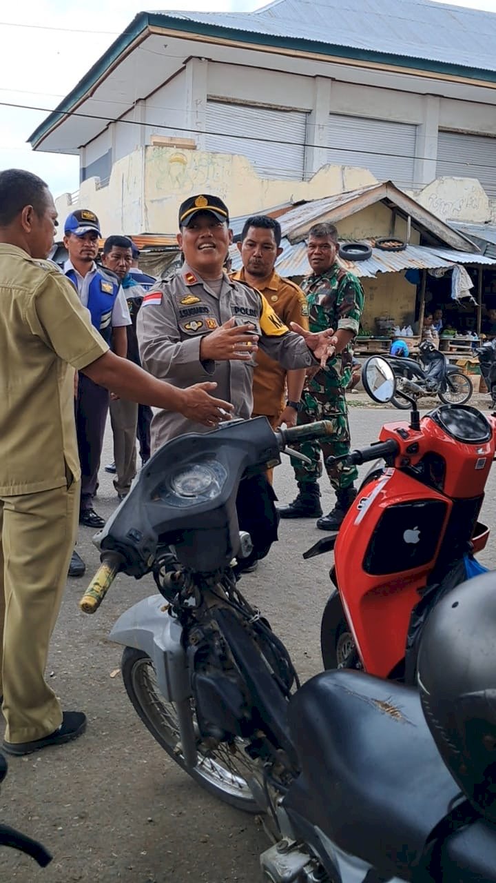 KAPOLSEK REO LAKUKAN LANGKAH PERSUASIF TERTIBKAN PARKIR SEMRAWUT, CIPTAKAN KONDISIFITAS JELANG NATAL DAN TAHUN BARU