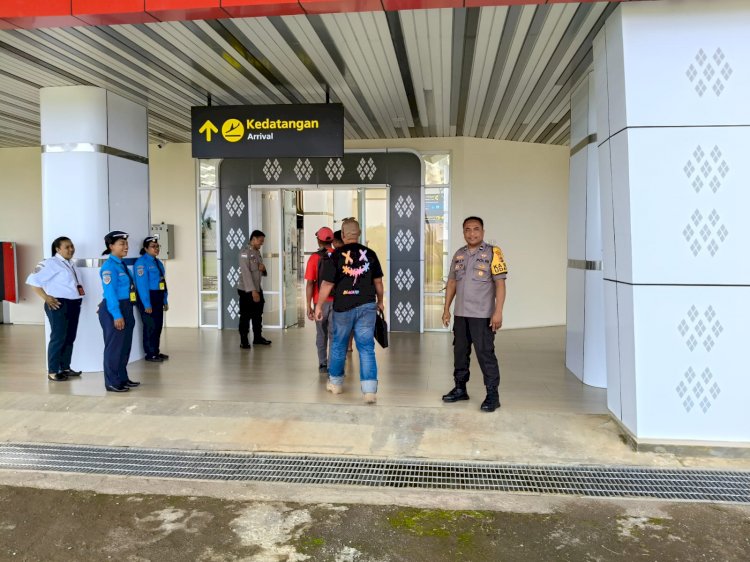 KP3 Udara Frans Sales Lega Ruteng Amankan Kedatangan dan Keberangkatan Pesawat Susi Air
