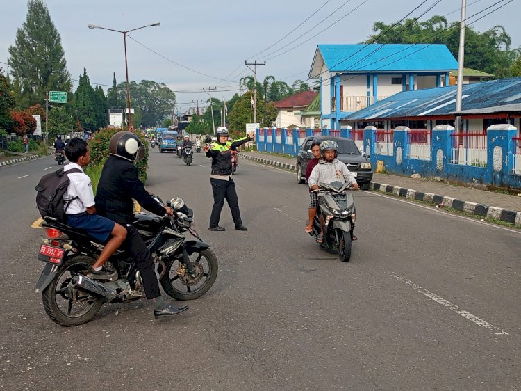 MENJELANG NATAL DAN TAHUN BARU, ARUS LALU LINTAS DI MANGGARAI MULAI PADAT — SATLANTAS POLRES MANGGARAI LAKUKAN REKAYASA LALU LINTAS