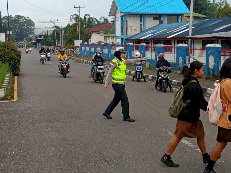 Anggota Polres Manggarai Laksanakan Strong Point di Titik Rawan Kecelakaan dan Kawasan Padat Lalu Lintas