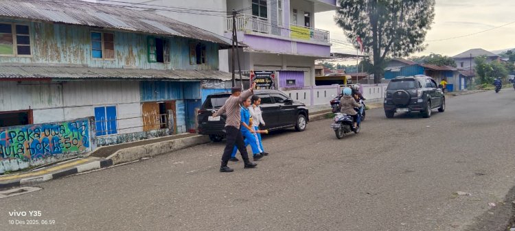 Anggota Polres Manggarai Laksanakan Strong Point di Titik Rawan Kecelakaan dan Kawasan Padat Lalu Lintas