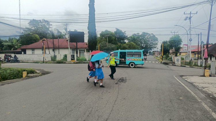 Anggota Polres Manggarai Laksanakan Strong Point di Titik Rawan Kecelakaan dan Kawasan Padat Lalu Lintas