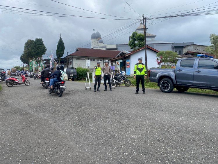 Sat Lantas Polres Manggarai Maksimalkan Pelayanan Publik, Laksanakan Pengamanan dan Pengaturan Lalu Lintas Sholat Jumat di Masjid Baiturahman Kumba