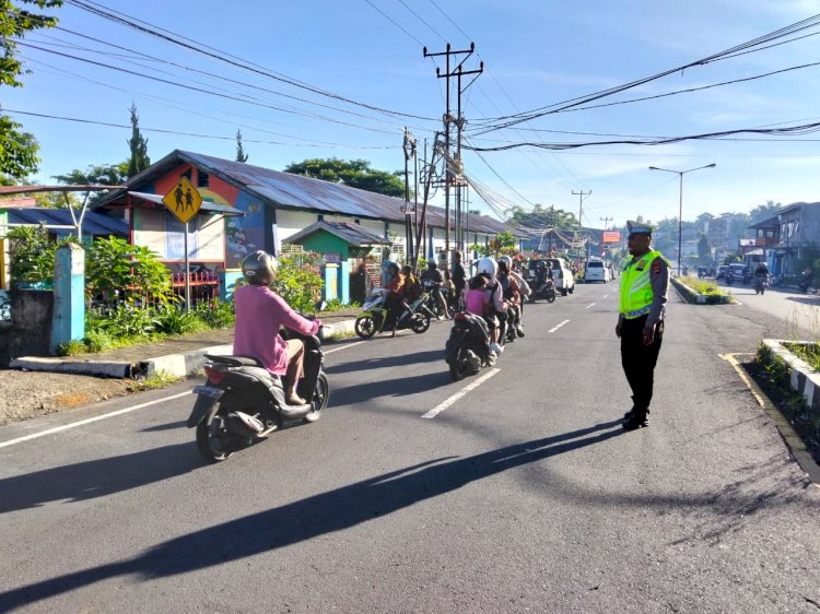 Anggota Polres Manggarai Laksanakan Strong Point di Titik Rawan untuk Dukung Kelancaran Aktivitas Warga