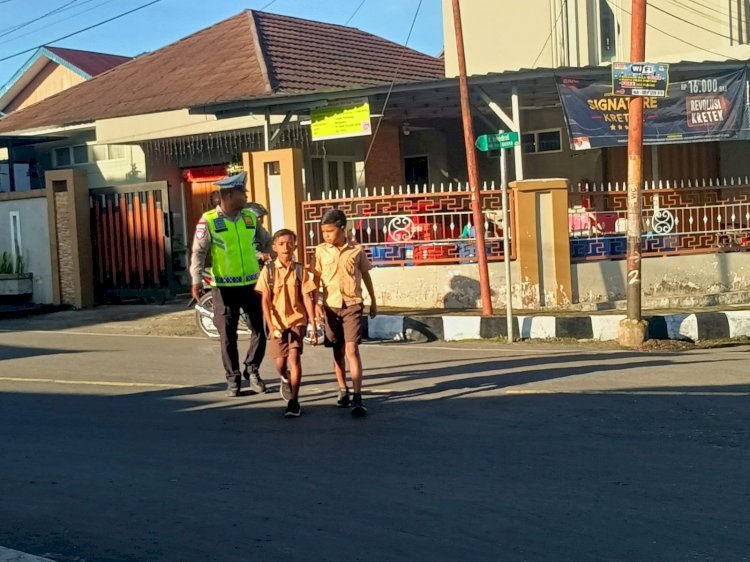 Anggota Polres Manggarai Laksanakan Strong Point di Titik Rawan untuk Dukung Kelancaran Aktivitas Warga