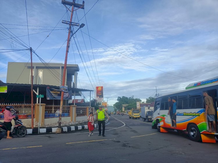 Anggota Polres Manggarai Laksanakan Strong Point Pagi di Sejumlah Titik Rawan Kota Ruteng