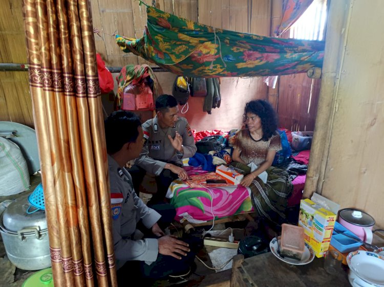 Sentuhan Kemanusiaan Polri: Bhabinkamtibmas Polres Manggarai Sambangi Warga Sakit Stroke di Kampung Cimpar