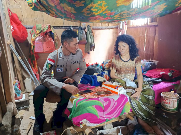 Sentuhan Kemanusiaan Polri: Bhabinkamtibmas Polres Manggarai Sambangi Warga Sakit Stroke di Kampung Cimpar