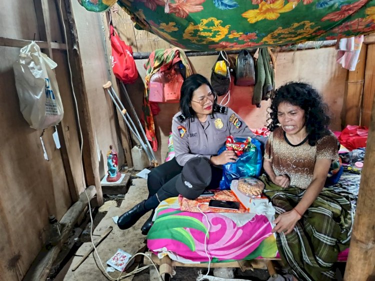 Sentuhan Kemanusiaan Polri: Bhabinkamtibmas Polres Manggarai Sambangi Warga Sakit Stroke di Kampung Cimpar