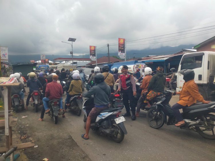 RESPON CEPAT PERSONEL POS PAM MENA ATASI KEMACETAN PANJANG JALUR RUTENG–MENA