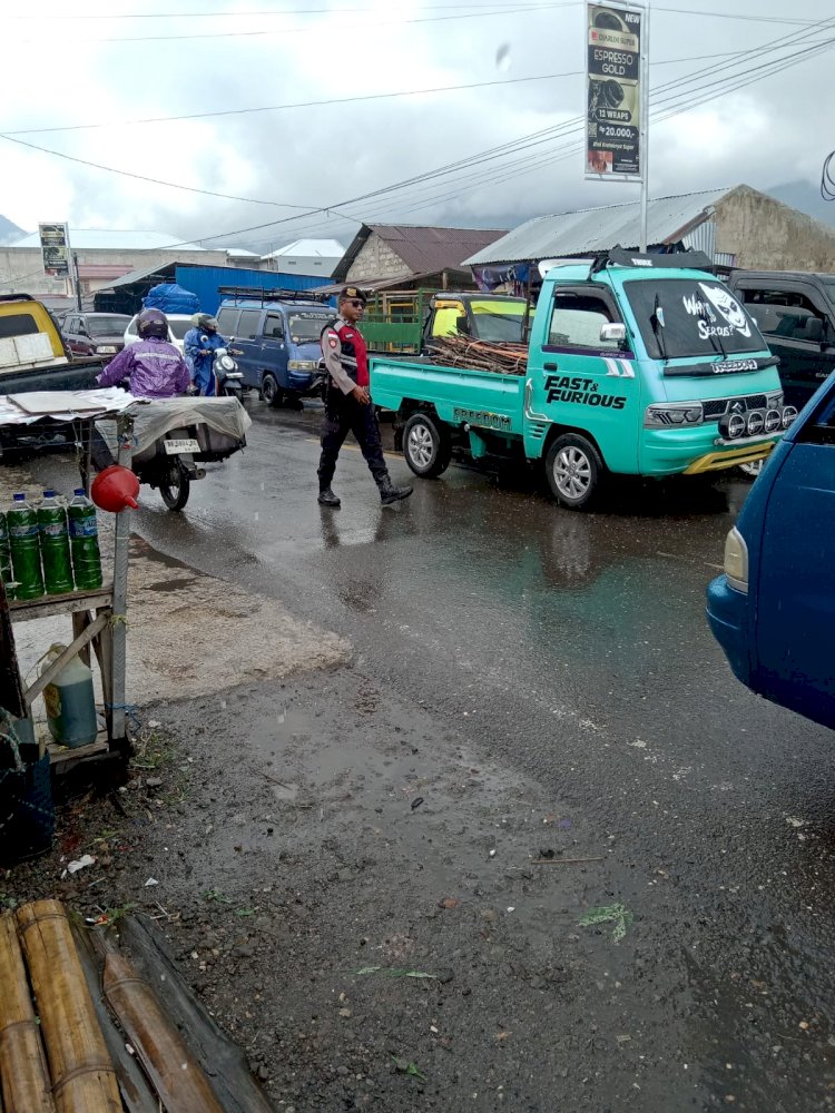 RESPON CEPAT PERSONEL POS PAM MENA ATASI KEMACETAN PANJANG JALUR RUTENG–MENA