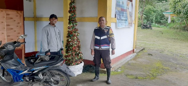 BHABINKAMTIBMAS DESA GOLO CADOR PANTAU PERSIAPAN PERAYAAN NATAL DAN TAHUN BARU DI GEREJA STASI ROBO